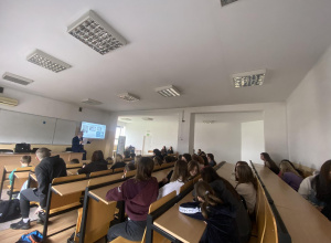 Trójka debatuje czy lepiej wydawać czy oszczędzać pieniądze???